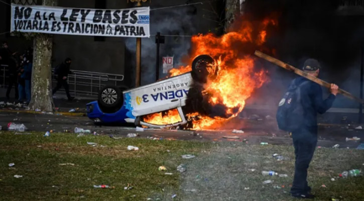 আর্জেন্টিনায় অর্থনৈতিক সংস্কার প্রস্তাব, রাজপথে প্রতিবাদ বিক্ষোভ